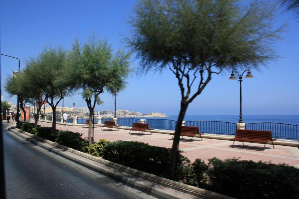 Modern Seaview Apartment In A Prime Location Sliema Exteriör bild