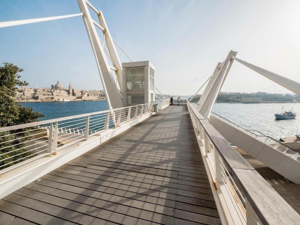 Modern Seaview Apartment In A Prime Location Sliema Exteriör bild