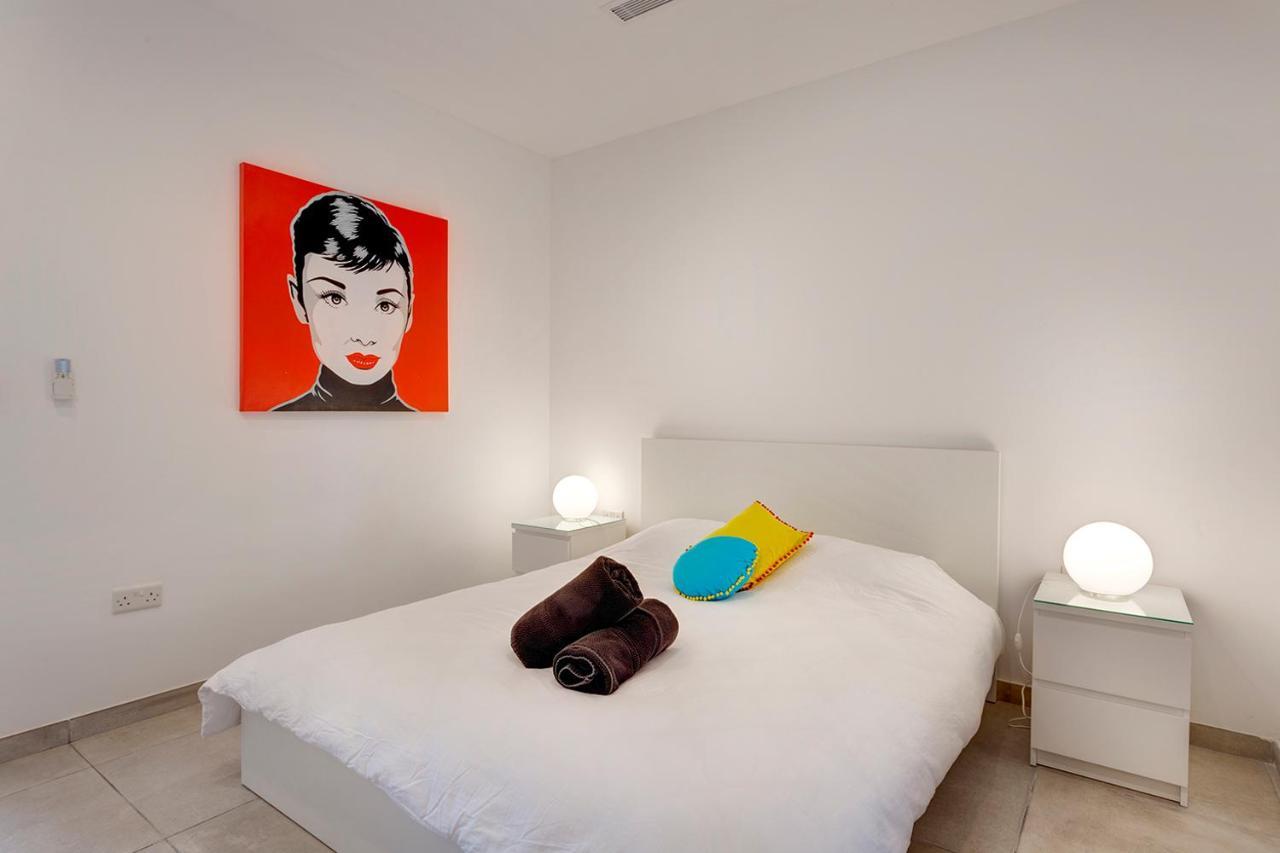 Modern Seaview Apartment In A Prime Location Sliema Exteriör bild