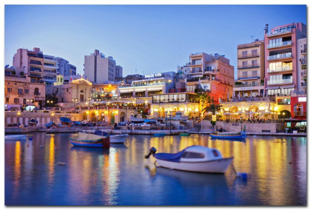 Modern Seaview Apartment In A Prime Location Sliema Exteriör bild